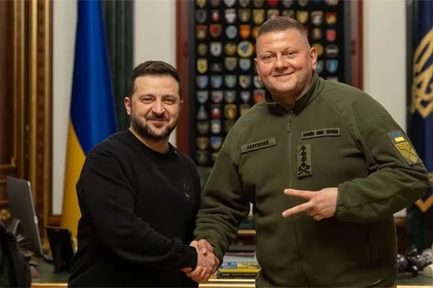 Tổng thống Ukraine Volodymyr Zelensky và ông Valery Zaluzhny tại Kiev, ngày 8/2. (Ảnh: Reuters)