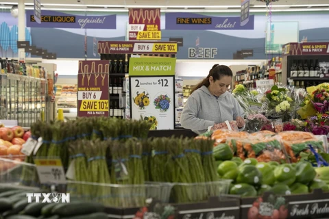 Người tiêu dùng mua hàng hóa trong siêu thị ở San Mateo, California, Mỹ. (Ảnh: THX/TTXVN)