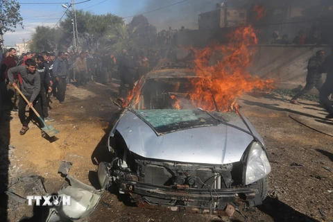 Xe ôtô bốc cháy sau một cuộc không kích của Israel xuống thành phố Rafah, Dải Gaza. (Ảnh: THX/TTXVN)