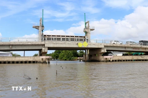 Cống thủy lợi tuyến đê biển An Biên-An Minh tại xã Thuận Hòa (An Minh, Kiên Giang) ngăn mặn, giữ ngọt, điều tiết nguồn nước phục vụ sản xuất. (Ảnh: Lê Huy Hải/TTXVN)