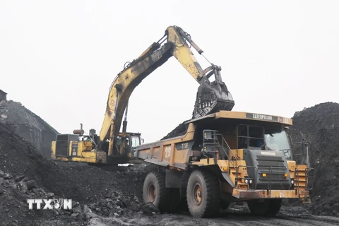 Bốc xúc than đưa đi tiêu thụ tại Công ty than Khánh Hòa - VVMI. (Ảnh: Hoàng Nguyên/TTXVN)