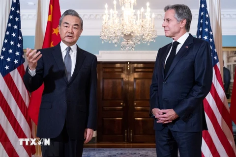 Ngoại trưởng Trung Quốc Vương Nghị (trái) và người đồng cấp Mỹ Antony Blinken trong cuộc gặp ở Washington, DC ngày 26/10/2023. (Ảnh: AFP/TTXVN)