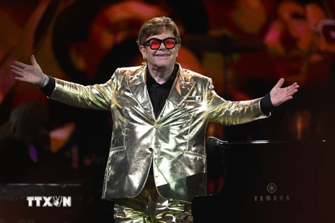 Danh ca Elton John trình diễn tại lễ hội nghệ thuật Glastonbury ở Somerset, Anh ngày 25/6/2023. (Ảnh: AFP/TTXVN)