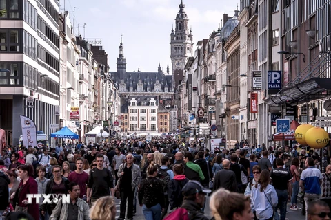 Cảnh đông đúc trên một con phố thương mại ở Lille. (Ảnh: AFP/TTXVN)