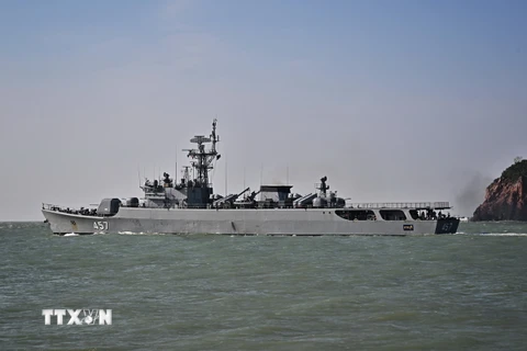 Tàu HTMS Kraburi tham gia chiến dịch tìm kiếm các thủy thủ trong vụ chìm tàu hộ tống HTMS Sukhothai ngày 20/12/2022. (Ảnh: AFP/TTXVN)