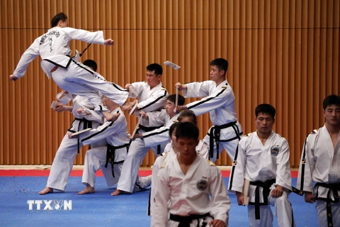 Các vận động viên taekwondo của Triều Tiên tham gia màn biểu diễn chung với các vận động viên taekwondo Hàn Quốc bên lề Thế vận hội mùa đông Olympic Pyeongchang, Hàn Quốc ngày 12/2/2018. (Ảnh: AFP/TTXVN)