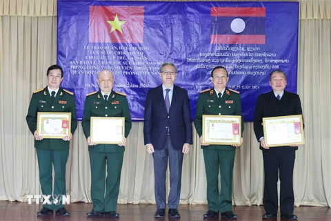 Ông Thongsavanh Phomvihane, Trưởng Ban Đối ngoại Trung ương Đảng Nhân Dân Cách mạng Lào trao tặng Huân chương Tự do hạng Ba cho các tập thể. (Ảnh: An Đăng/TTXVN)