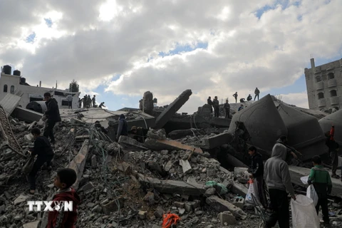 Cảnh đổ nát sau cuộc không kích của Israel xuống thành phố Rafah ở Dải Gaza. (Ảnh: THX/TTXVN)