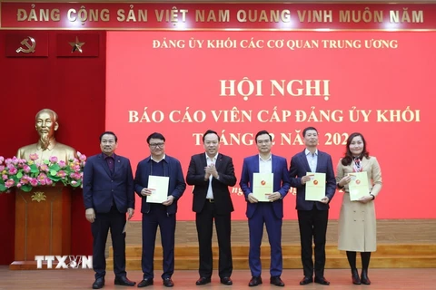 Phó Bí thư Đảng ủy Khối các cơ quan Trung ương Đỗ Việt Hà trao quyết định kiện toàn đội ngũ báo cáo viên cấp Đảng ủy Khối nhiệm kỳ 2020-2025. (Ảnh: Diệp Trương/TTXVN)