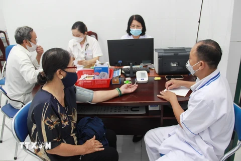 Người dân thành phố Nha Trang khám bệnh tại Trạm Y tế phường Phương Sài, thành phố Nha Trang. (Ảnh: Phan Sáu/TTXVN)