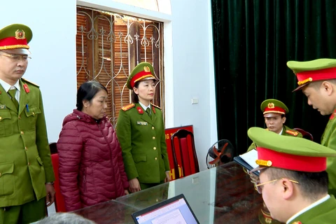 Lực lượng chức năng thi hành lệnh bắt tạm giam đối với Nguyễn Thị Hòa, Giám đốc Công ty TNHH Vạn Phúc. (Nguồn: Công an tỉnh Hà Giang)