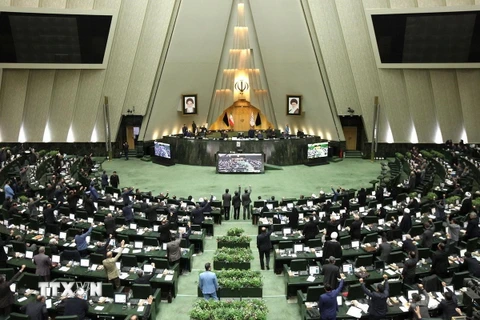 Toàn cảnh một phiên họp Quốc hội Iran tại Tehran. (Ảnh: AFP/TTXVN)