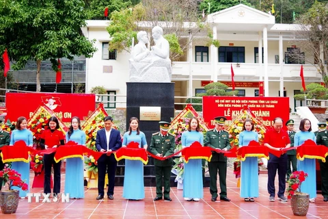 Cắt băng khánh thành tượng đài “Bác Hồ với chiến sỹ Biên phòng” tại Đồn Biên phòng Cửa khẩu Ma Lù Thàng, huyện Phong Thổ, tỉnh Lai Châu. (Ảnh: TTXVN phát)