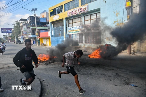 Lốp xe bị đốt cháy trong cuộc biểu tình của người dân yêu cầu Thủ tướng Ariel Henry kết thúc nhiệm kỳ, tại Port-au-Prince, Haiti. (Ảnh: AFP/TTXVN)
