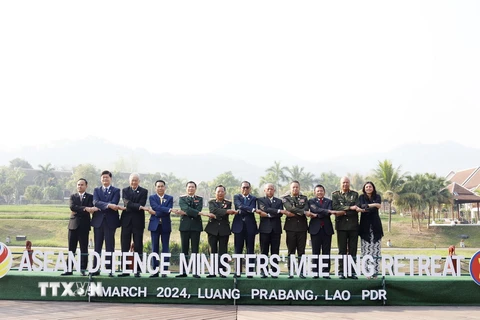 Các trưởng đoàn tham dự Hội nghị Bộ trưởng Quốc phòng ASEAN hẹp chụp ảnh lưu niệm theo kiểu ASEAN tại sự kiện. (Ảnh: Phạm Kiên/TTXVN)