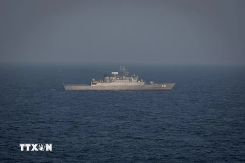 Tàu di chuyển trên Vịnh Aden, Yemen. (Ảnh: IRNA/TTXVN)