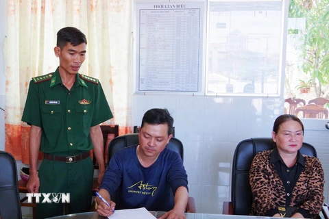 Chủ tàu cá CM 06051 TS ký biên bản triển khai thực hiện Quyết định xử phạt vi phạm hành chính của Chủ tịch UBND tỉnh Cà Mau. (Ảnh: TTXVN phát)