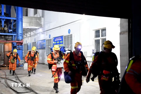 Lực lượng cứu hộ tại hiện trường vụ nổ ở mỏ than thành phố Bình Đỉnh Sơn, tỉnh Hà Nam (Trung Quốc) ngày 13/1. (Ảnh: THX/TTXVN)