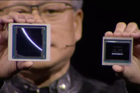 CEO Nvidia Jensen Huang cầm trên tay chip B200 (trái) và H100. (Ảnh: Nvidia)