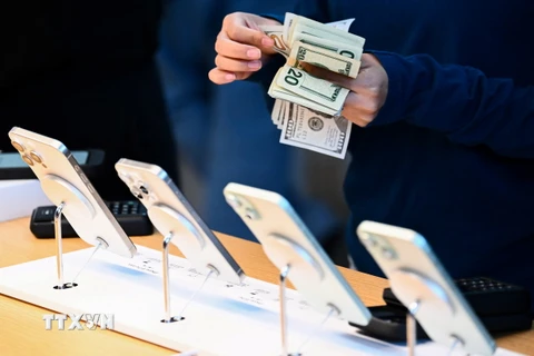 Điện thoại iPhone được bày bán tại một cửa hàng của Apple ở California, Mỹ. (Ảnh: AFP/TTXVN)