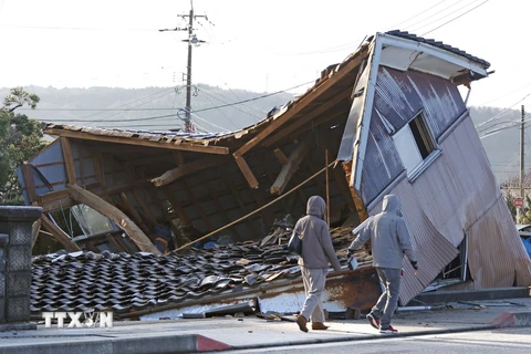 Ngôi nhà bị phá hủy sau trận động đất tại Shika, tỉnh Ishikawa, Nhật Bản, ngày 2/1. (Ảnh: Kyodo/TTXVN)