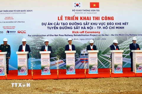 Các đại biểu thực hiện nghi thức bấm nút Triển khai thi công dự án cải tạo đường sắt khu vực đèo Khe Nét. (Ảnh: Tá Chuyên/TTXVN)