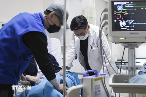 Nhân viên y tế điều trị cho bệnh nhân tại một bệnh viện ở Seongnam, Hàn Quốc. (Ảnh: Yonhap/TTXVN)