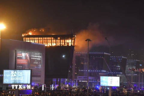 Lửa cháy dữ dội tại hiện trường vụ tấn công nhằm vào trung tâm thương mại “Crocus City Hall” ở Moskva, Nga tối 22/3/2024. (Ảnh: THX/TTXVN)