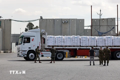 Hàng viện trợ nhân đạo cho Dải Gaza qua cửa khẩu Kerem Shalom. (Ảnh: AFP/TTXVN)