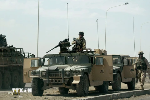Binh sỹ Mỹ gác trên tuyến cao tốc dẫn tới khu vực al-Taji, cách thủ đô Baghdad 20km về phía Bắc. (Ảnh: AFP/TTXVN)
