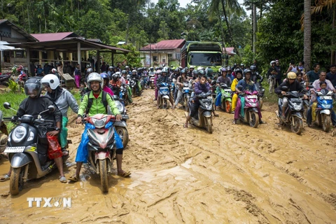 Cảnh tàn phá do lũ lụt và lở đất sau mưa lớn ở huyện Pesisir Selatan, Tây Sumatra, Indonesia ngày 9/3. (Ảnh: THX/TTXVN)