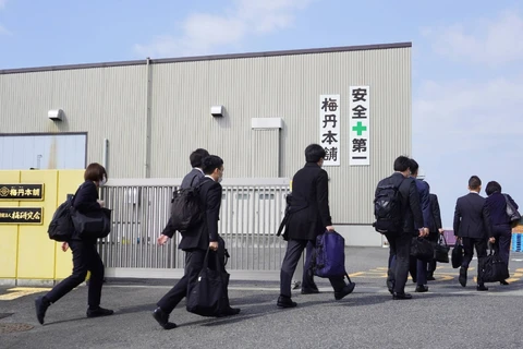 Các quan chức của Bộ Y tế Nhật Bản đến Nhà máy Wakayama của Kobayashi để kiểm tra. (Nguồn: The Japan Times)
