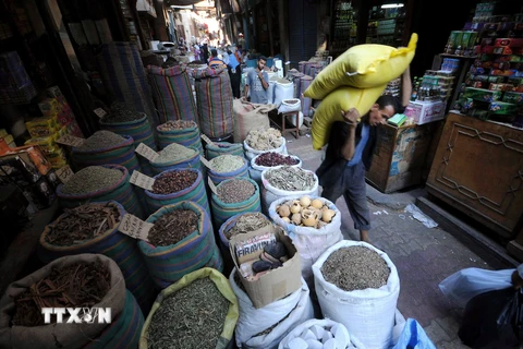 Ngũ cốc được bày bán tại khu chợ ở Cairo, Ai Cập. (Ảnh: AFP/TTXVN)