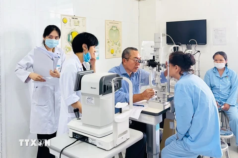 Giáo sư, bác sỹ Hattori Tadashi đến khám bệnh miễn phí cho người dân Thừa Thiên-Huế tại Bệnh viện Mắt Huế. (Ảnh: TTXVN phát)