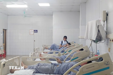 Các công nhân bị thương được chăm sóc tại Bệnh viện Đa khoa tỉnh Quảng Ninh. (Ảnh: Thanh Vân/TTXVN)