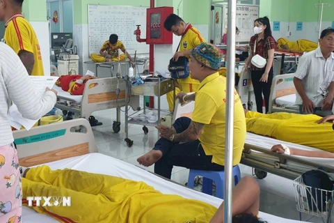 Nhiều ca ca nghi ngộ độc thực phẩm đang nằm điều trị tại Trung tâm y tế thành phố Thuận An. (Ảnh: TTXVN phát)