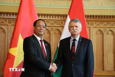 Phó Chủ tịch Quốc hội, Thượng tướng Trần Quang Phương (bên trái) chào xã giao Chủ tịch Quốc hội Hungary László Kövér. (Ảnh: Phương Hoa/TTXVN)
