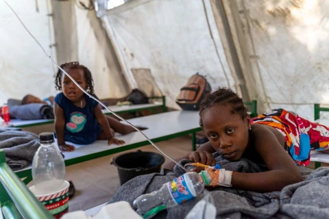 Trẻ em mắc bệnh tả được điều trị tại cơ sở y tế ở Port-au-Prince, Haiti. (Ảnh: AFP/TTXVN)