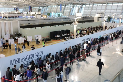 Điểm bỏ phiếu sớm trong cuộc bầu cử Quốc hội khóa 22 tại sân bay Incheon, Hàn Quốc. (Ảnh: Yonhap/TTXVN)