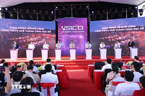 Thủ tướng Phạm Minh Chính và các đại biểu khởi công dự án Bến số 4 và Bến số 5 cảng Chân Mây. (Ảnh: Dương Giang/TTXVN)