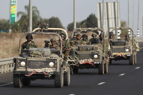 Binh sỹ Israel tuần tra dọc biên giới với Dải Gaza. (Ảnh: THX/TTXVN)