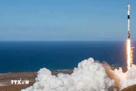 Tên lửa đẩy Falcon 9 của Công ty vũ trụ SpaceX mang theo vệ tinh trinh sát quân sự đầu tiên của Hàn Quốc rời bệ phóng tại Căn cứ Lực lượng vũ trụ Vanderberg ở bang California (Mỹ) ngày 1/12/2023. (Ảnh: YONHAP/TTXVN) 