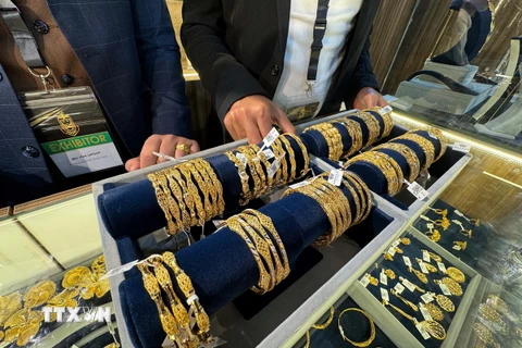 Vàng trang sức được bày bán tại cửa hàng ở Cairo, Ai Cập. (Ảnh: THX/TTXVN)