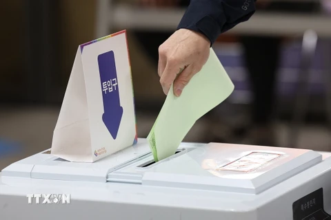 Cử tri Hàn Quốc bỏ phiếu bầu Quốc hội tại điểm bầu cử ở Seoul. (Ảnh: Yonhap/TTXVN)