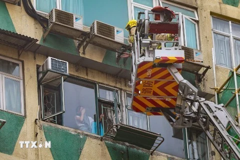 Lực lượng chức năng nỗ lực giải cứu người bị mắc kẹt tại hiện trường vụ cháy tòa nhà New Lucky House ở Hong Kong (Trung Quốc). (Ảnh: SCNP/TTXVN)