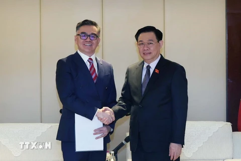 Chủ tịch Quốc hội Vương Đình Huệ tiếp ông Wang Cheng, Giám đốc Điều hành Tập đoàn TCL. (Ảnh: Nhan Sáng/TTXVN)