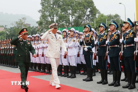 Bộ trưởng Quốc phòng Phan Văn Giang và Bộ trưởng Quốc phòng Trung Quốc Đổng Quân duyệt Đội danh dự Quân đội Nhân dân Việt Nam tại Lễ đón. (Ảnh: Trọng Đức/TTXVN)