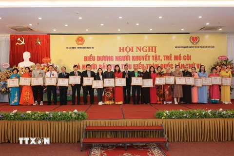 Các tập thể, cá nhân có thành tích xuất sắc nhận Bằng khen của Hội bảo trợ người khuyết tật và trẻ mồ côi Việt Nam. (Ảnh: Hoàng Hiếu/TTXVN)