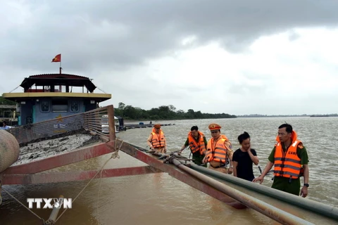 Tàu khai thác cát trái phép trên sông Hồng, đoạn qua xã Tân Hưng, thành phố Hưng Yên. (Ảnh: TTXVN phát)