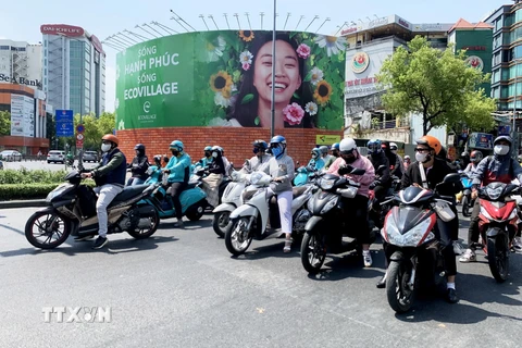 Người dân Thành phố Hồ Chí Minh bịt kín tránh nắng nóng. (Ảnh: Hồng Đạt/TTXVN)